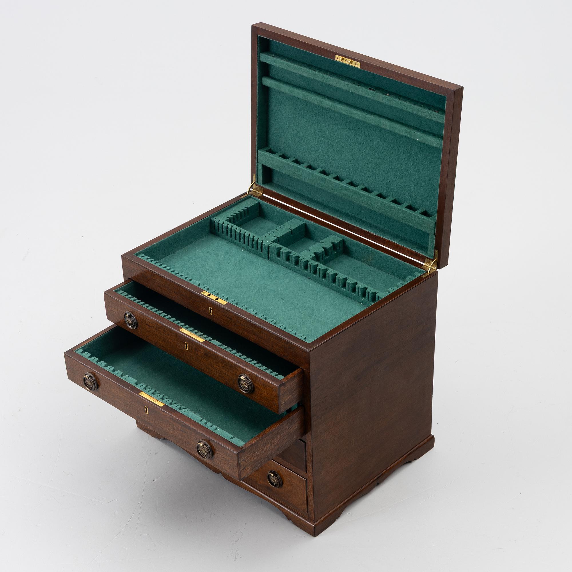 Casket with a cutlery service, approximately 218 pieces, silver, model "Adlerstråhle", GAB, 1917.