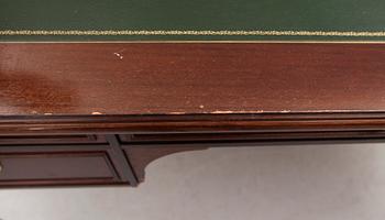 SKRIVBORD, gustaviank stil, 1900-talets andra hälft.