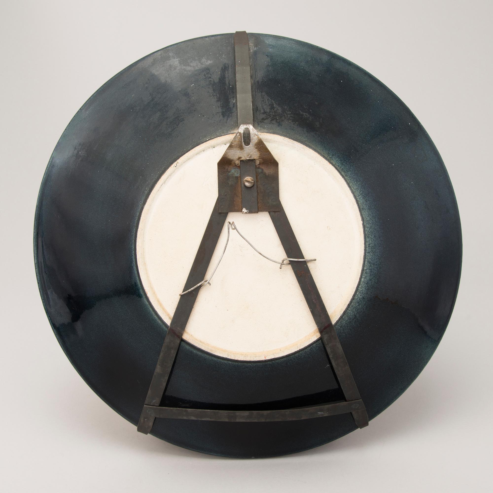 BIRGER KAIPIAINEN, a decorative dish signed Kaipiainen Arabia.