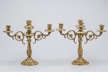 KANDELABRAR, ett par, rokokostil. 1900-talets andras hälft.
