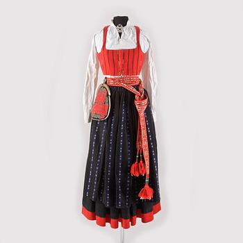 FOLKDRÄKT, Delsbo, 1898/1980-tal.