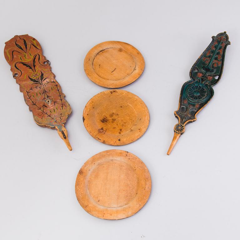 THREE WOODEN PLATES AND TWO WOODEN DISTAFFS 19th century.