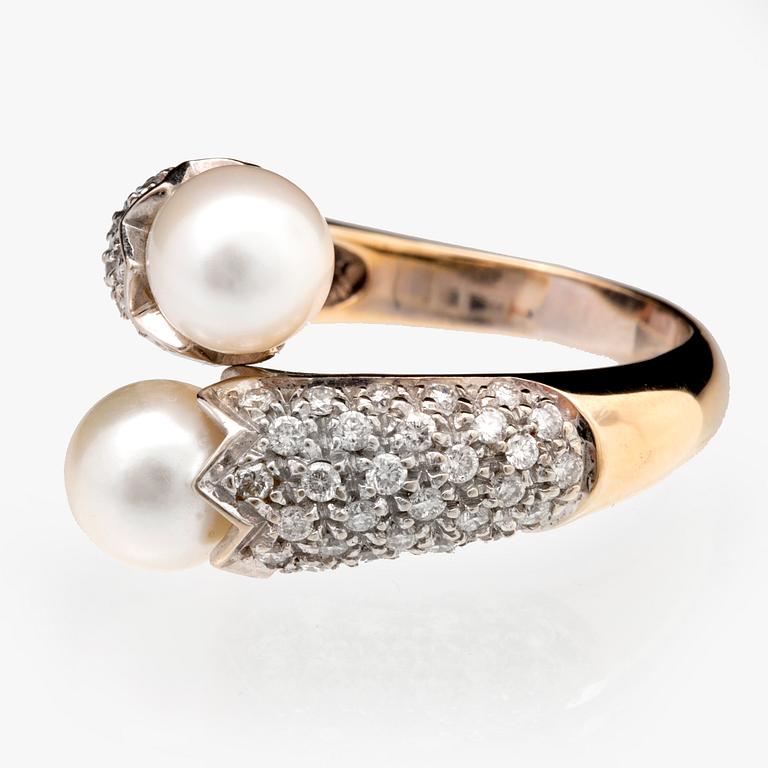 Ring 18k whitegold 2 cultured Pearls approx 7 mm and brilliant-cut diamonds approx 1 ct in total, size approx 54,5.