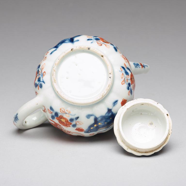 An imari tea pot with cover, Qing dynasty, 18th Century.