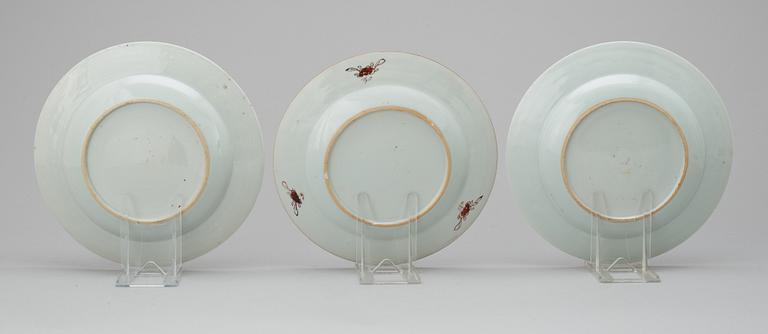 TALLRIKAR, 3 st (2+1), porslin. Qing dynastin. Qianlong (1736-95).