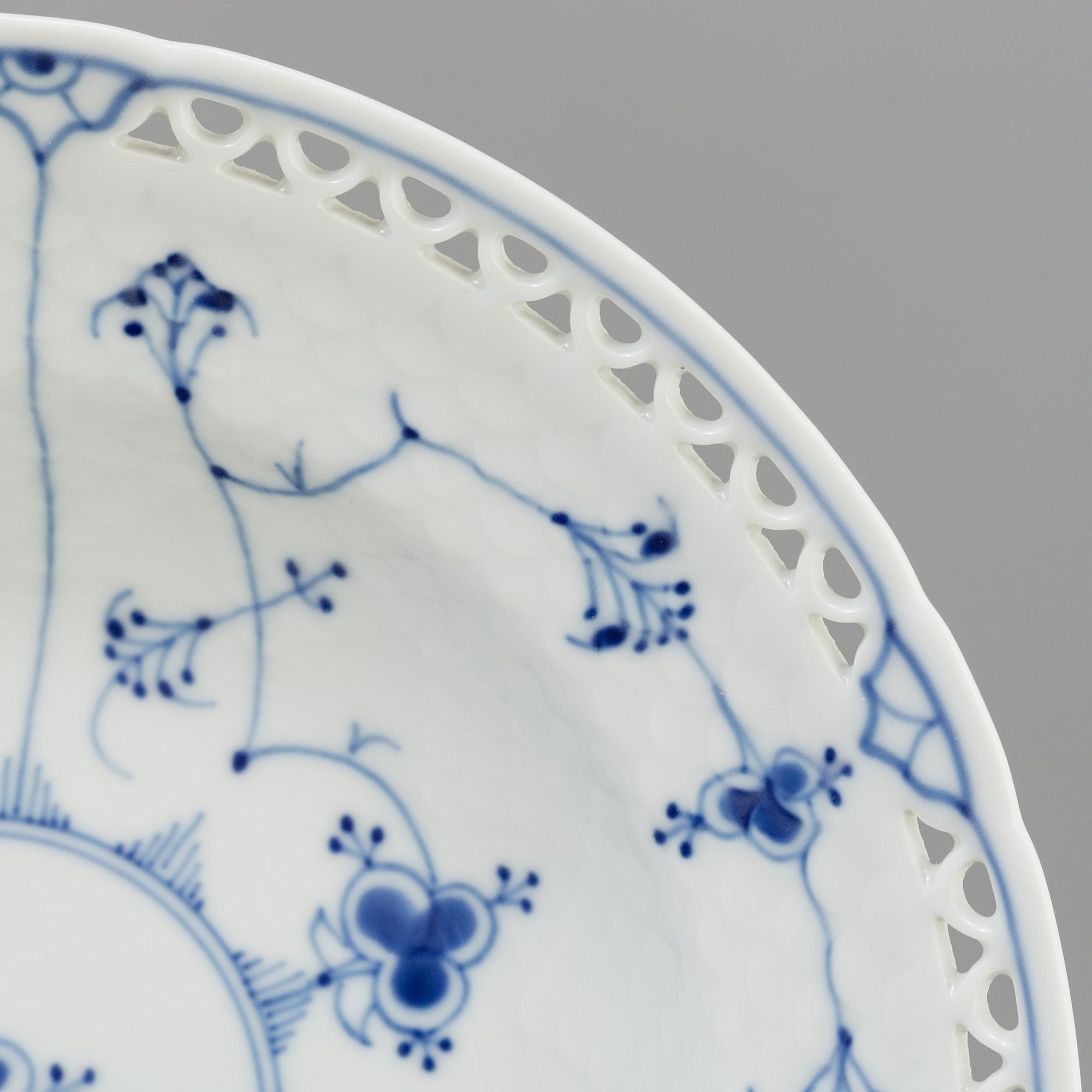 A set of 50 pieces Bing & Grøndahl 'Musselmalet' porcelain tableware.