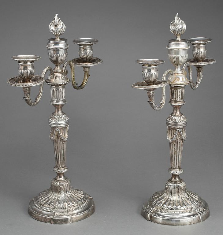 KANDELABRAR, ett par, försilvradmetall, Louis XVI, omkr år 1800.