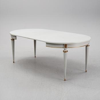 Matbord, gustaviansk stil, 
1900-talets andra hälft. Två iläggsskivor medföljer.