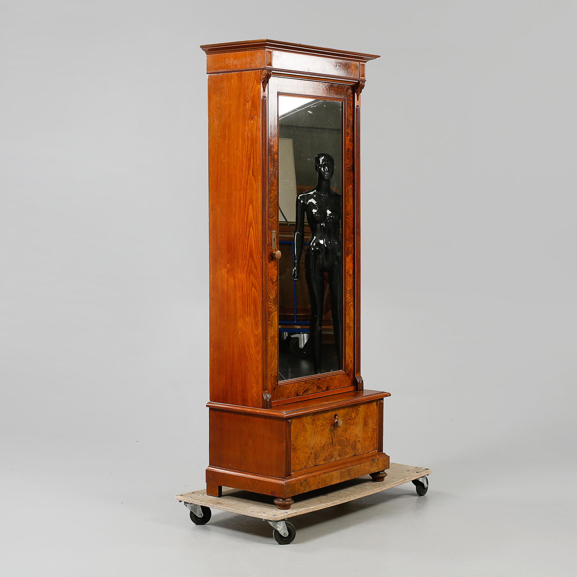 KLÄDSKÅP, nyrenässans, 1800-talets andra hälft.