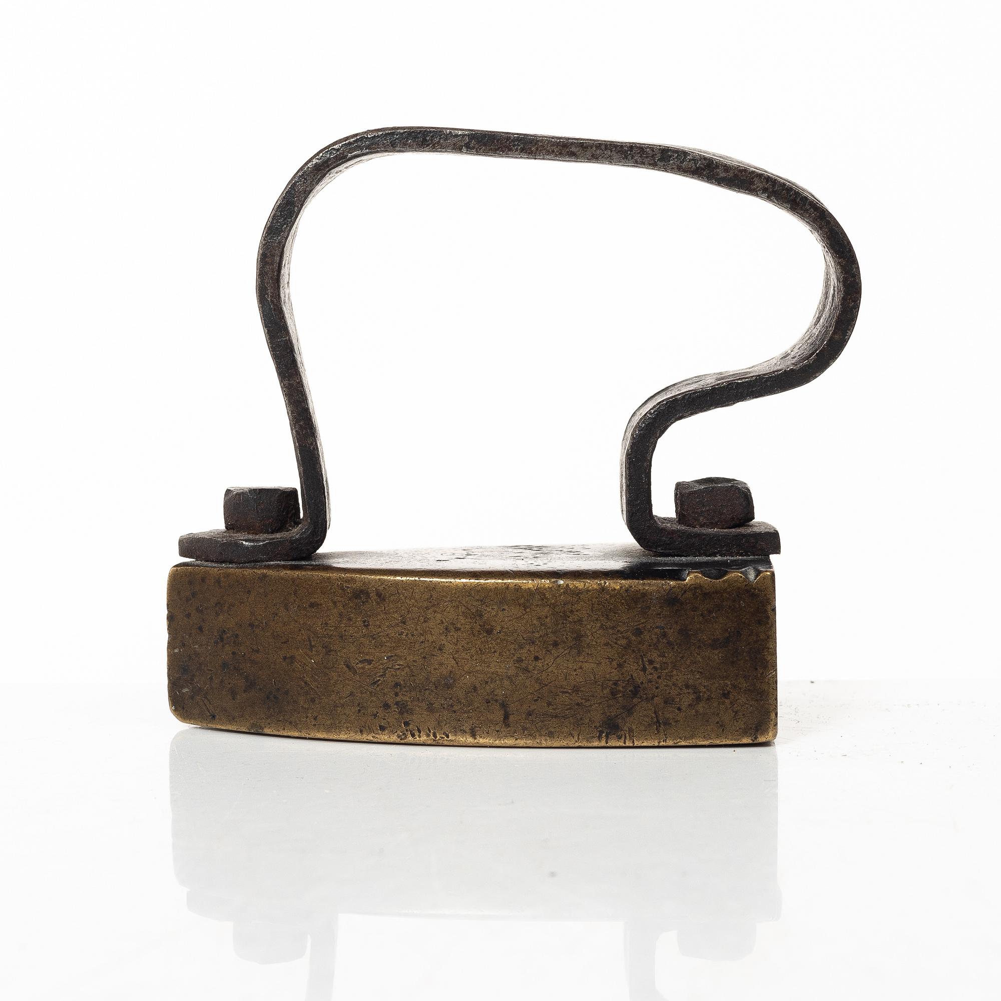 Mässingsföremål, fem stycken, 1700 - 1800-tal.