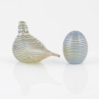 Oiva Toikka, an annual glass bird with its egg, year 2007, both signed O. Toikka Nuutajärvi, the egg numbered 292/750.