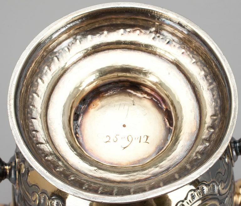 POKAL, förgylld silver, otydliga stämplar,  England 1700-tal. Vikt ca 774 g.