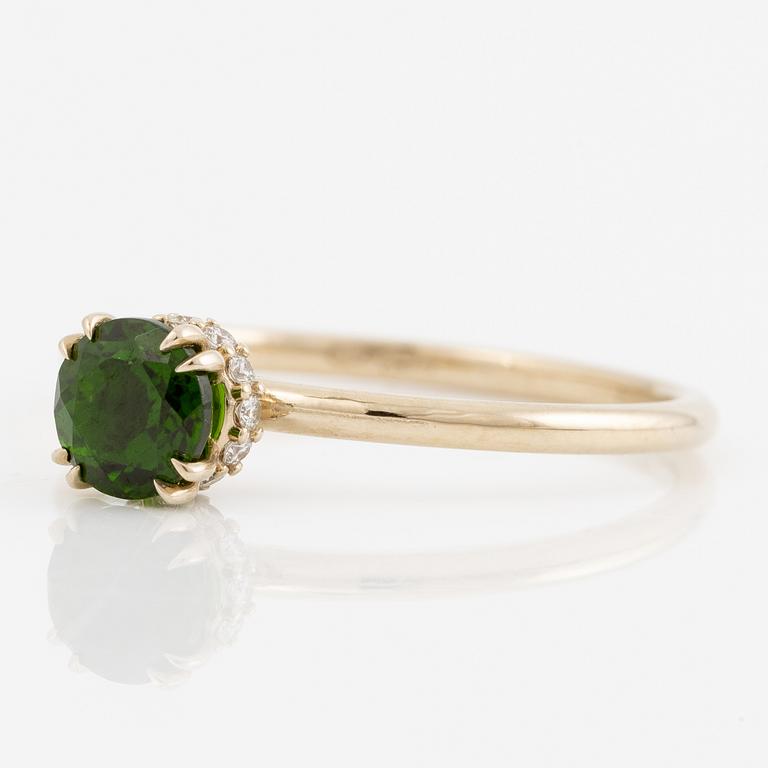 Ring 14K white gold with chrome diopside and brilliant-cut diamonds.