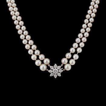 910. COLLIER, W.A. Bolin, diamanthänge, tot. ca 3 ct, med två rader orientaliska samt odlade pärlor. 8,8-3,3 mm.
