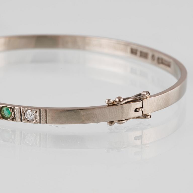 ARMRING, 18k vitguld med 5 briljantslipade diamanter och 4 smaragder, Sten Gramen, Göteborg, 1965. Vikt 13,3 gram.