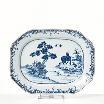 Stekfat, ett par, porslin. Qingdynastin, Qianlong (1736-95).