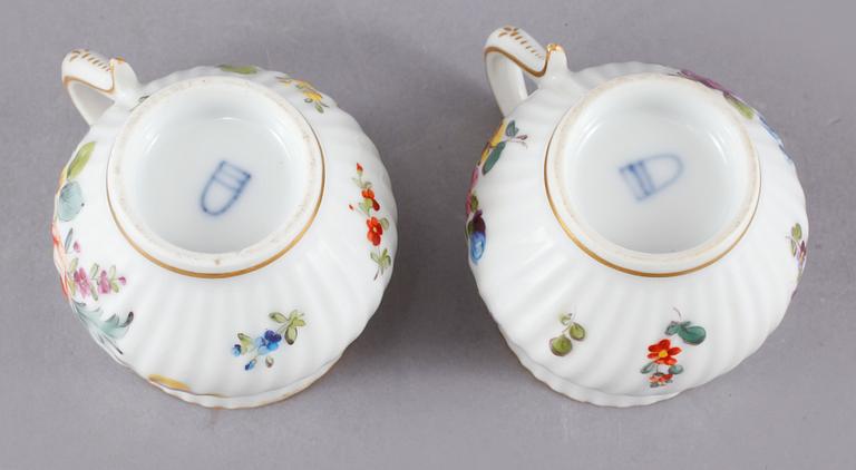 CREMEKOPPAR, ett par, porslin, Wien, omkring sekelskiftet 1900.