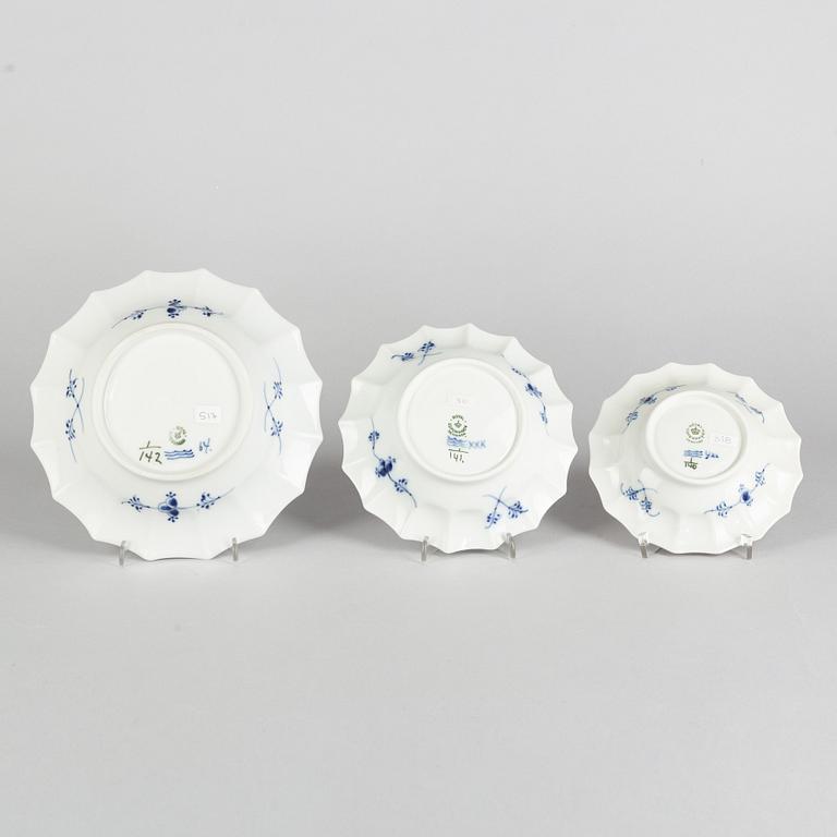 A set of three 'Blue Fluted Plain' porcelain dishes, Royal Copenhagen, model 140, 141 and 142, 1898-1923 and 20th centur.