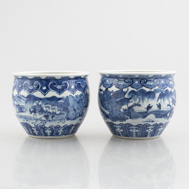 A pair of blue and white flower pots, late Qing dynasty, circa 1900.