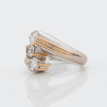 A RING set with round brilliant-cut diamonds.