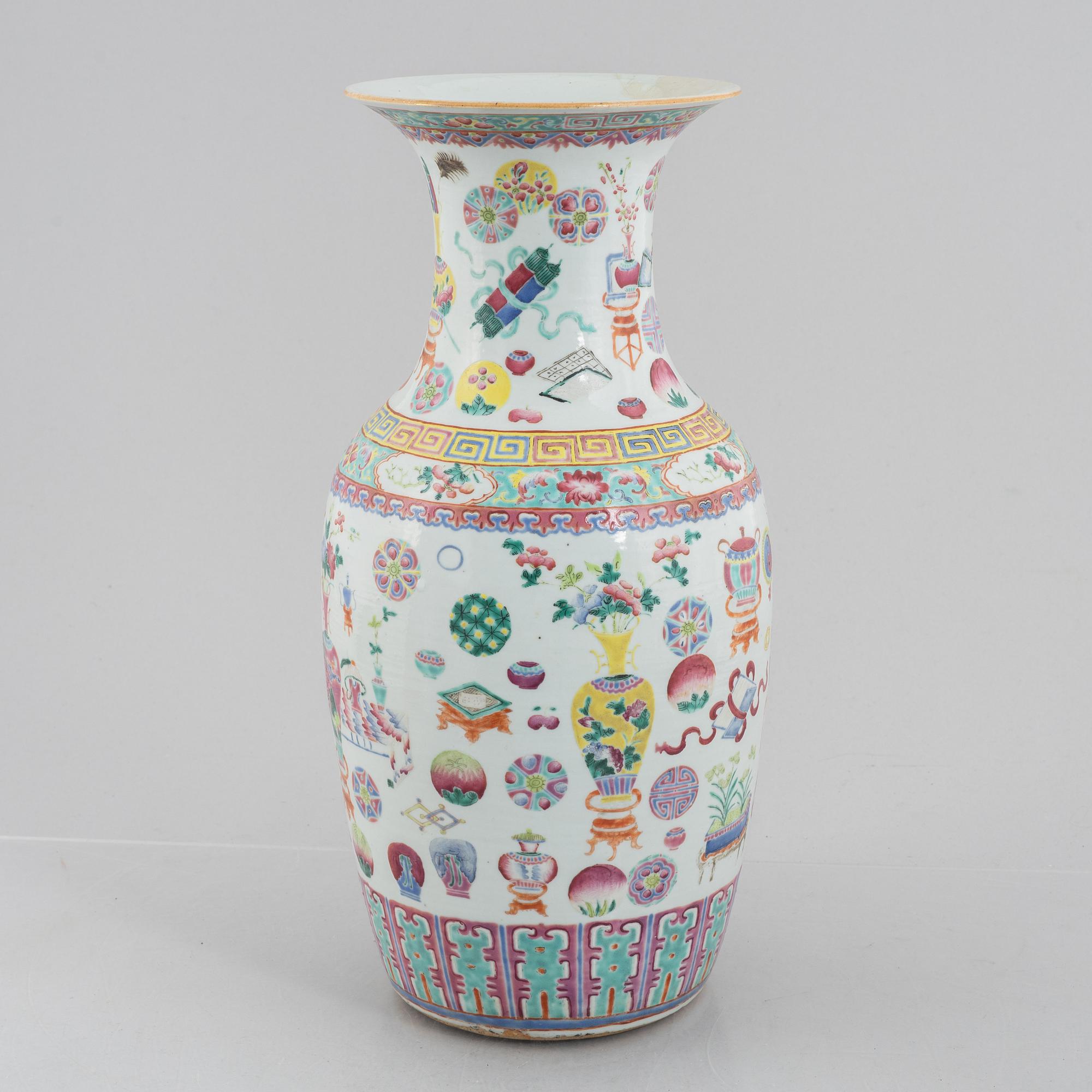 A Chinese porcelain vase, late Qing dynasty.