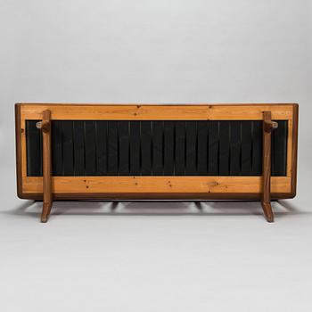 Carl Gustaf Hiort af Ornäs, a mid-20th century 'Studio' sofa for Puunveisto Oy - Träsnideri Ab.