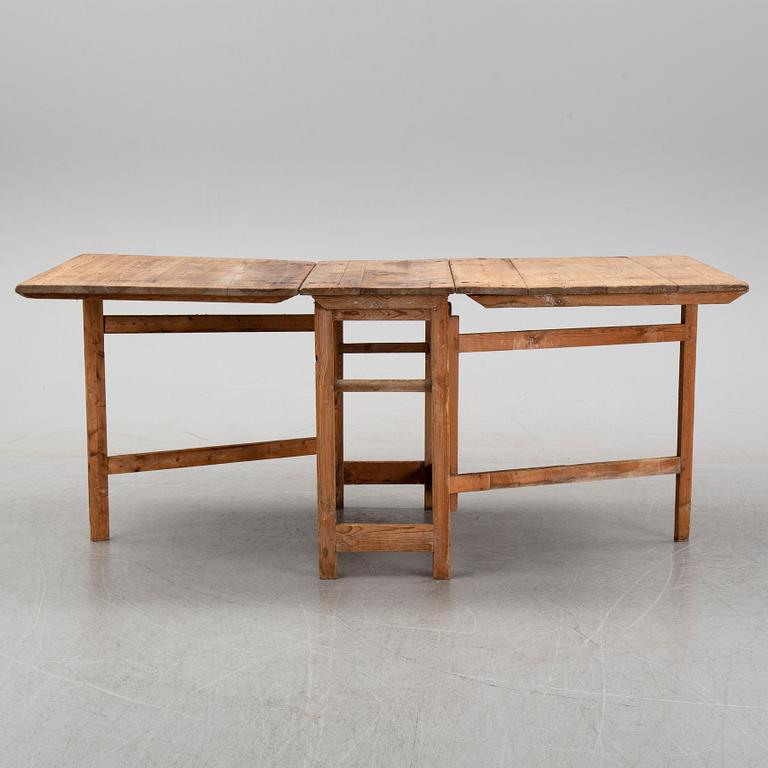 A gate leg table, first half of the 19th century.