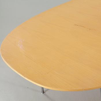A "Superellips" table by BRUNO MATHSSON and PIET HEIN made by Fritz Hansen in 1980.