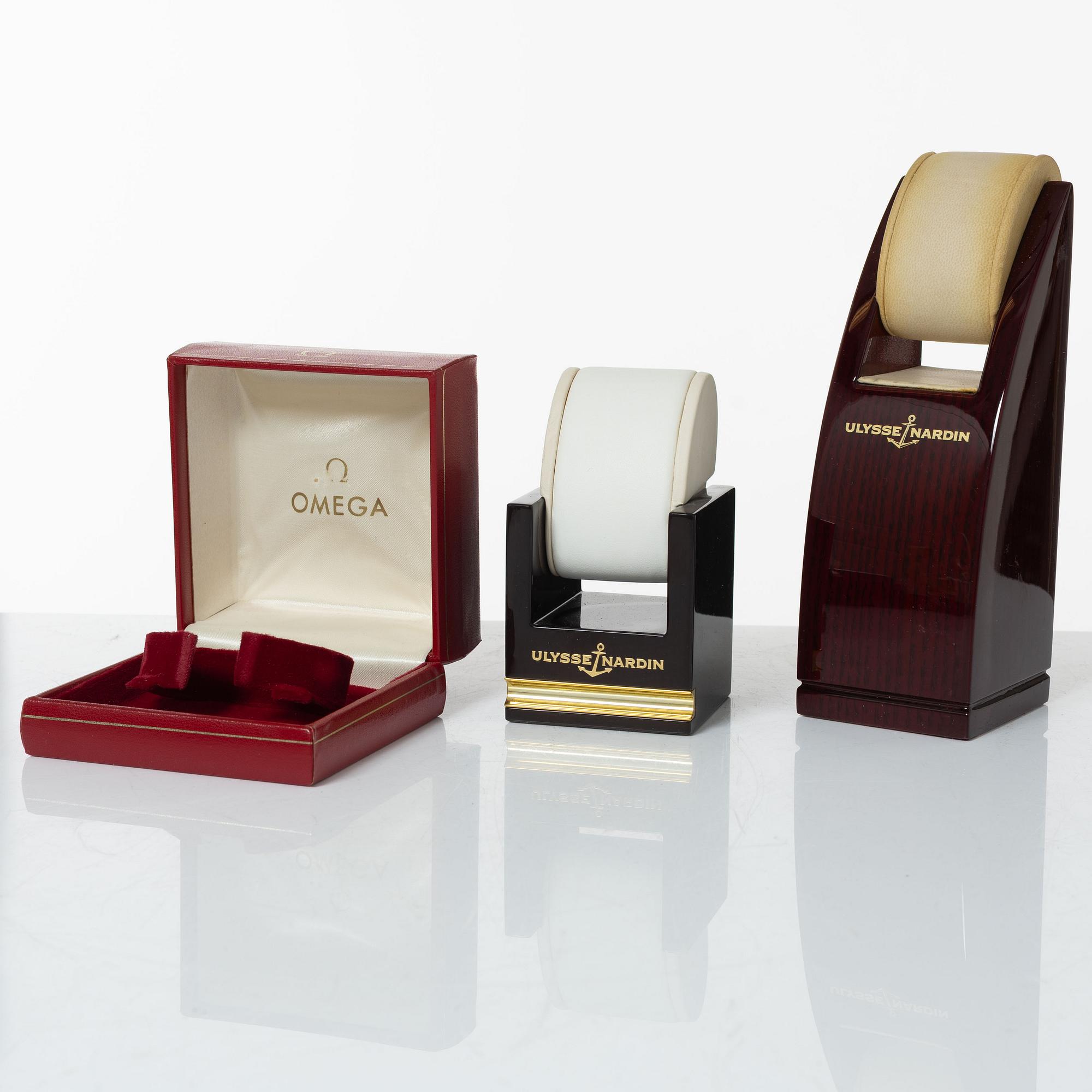 Corum, Omega, Ulysse Nardin, Heuer, etc. – display material, stopwatches and accessories.