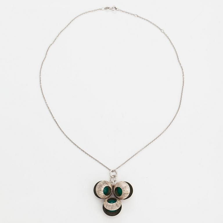 Elis Kauppi, Halsband,silver, kalcedoner. Kupittaan kulta, Åbo 1971.