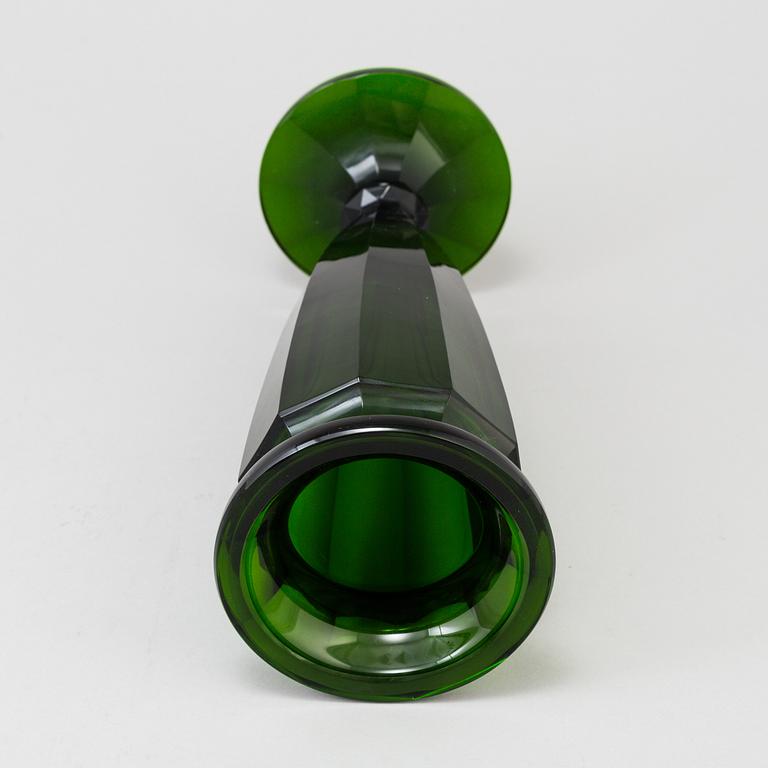 A GREEN GLASS ART DÉCO VASE, first half of the 20th century.