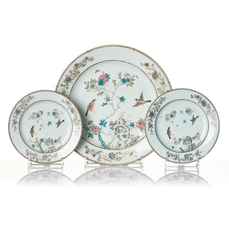 A large Chinese famille rose grisaille dish and a pair of plates, Qing dynasty, Yongzheng (1723-35).