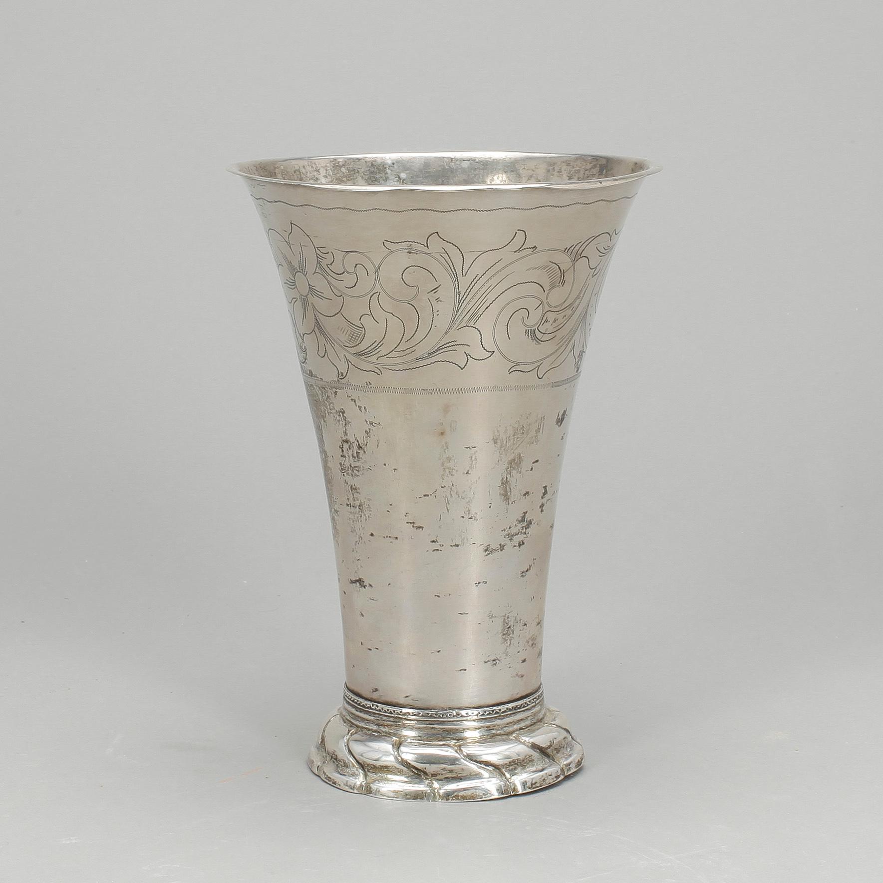 BÄGARE, silver, otydliga stämplar, 1700-tal. Vikt ca 302 gram.