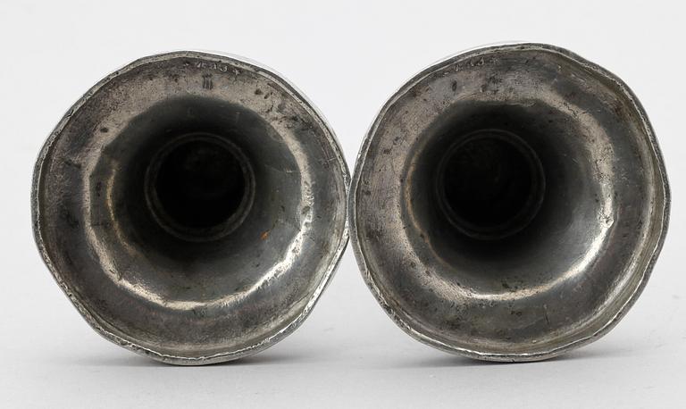 LJUSSTAKAR, ett par, tenn, sengustavianska, omkring år 1800.