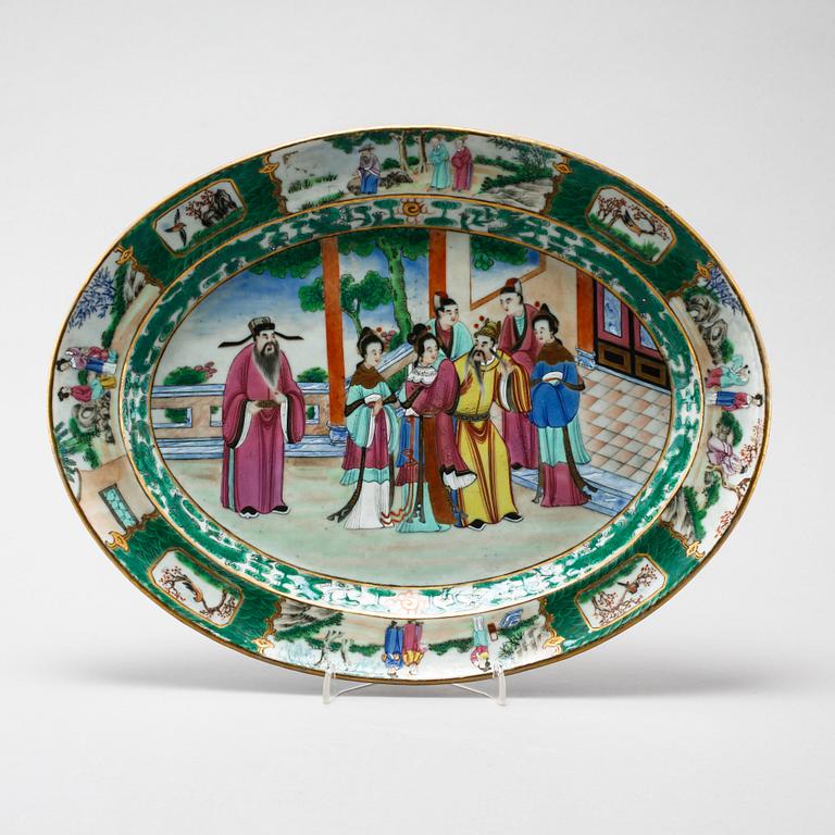 A pair of chinese porcelian plates from the late 19th century.