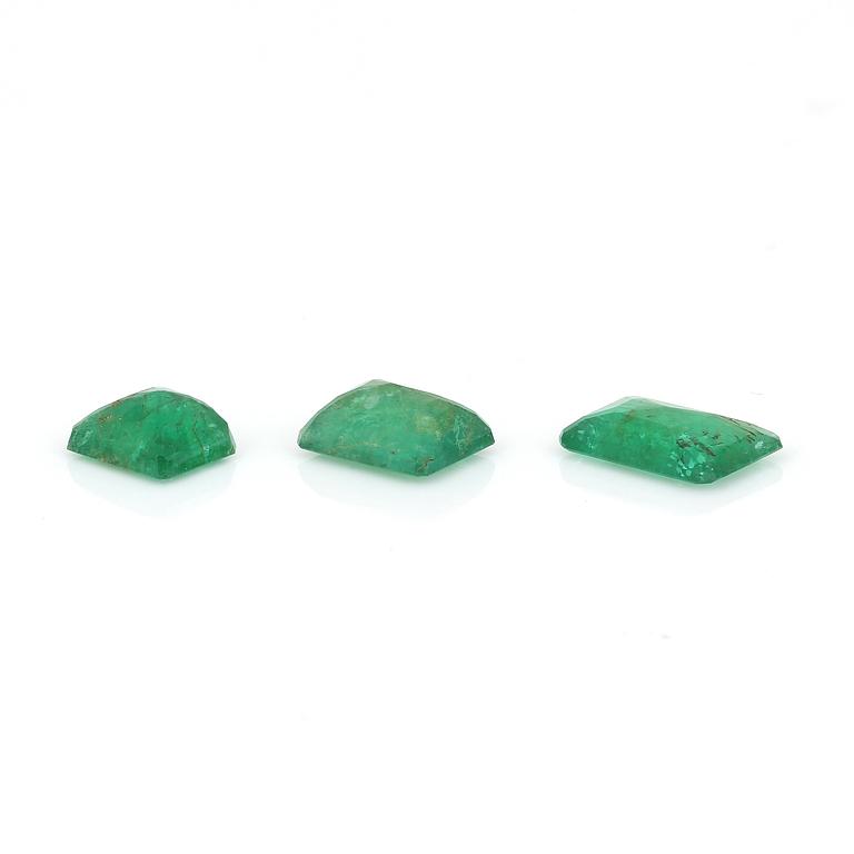 SMARAGDER, 3 st, smaragdslipade, total vikt ca 3,75 ct.