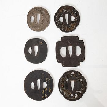 Tsuba, 6 st, varav två signerade, Meiji och Edo.