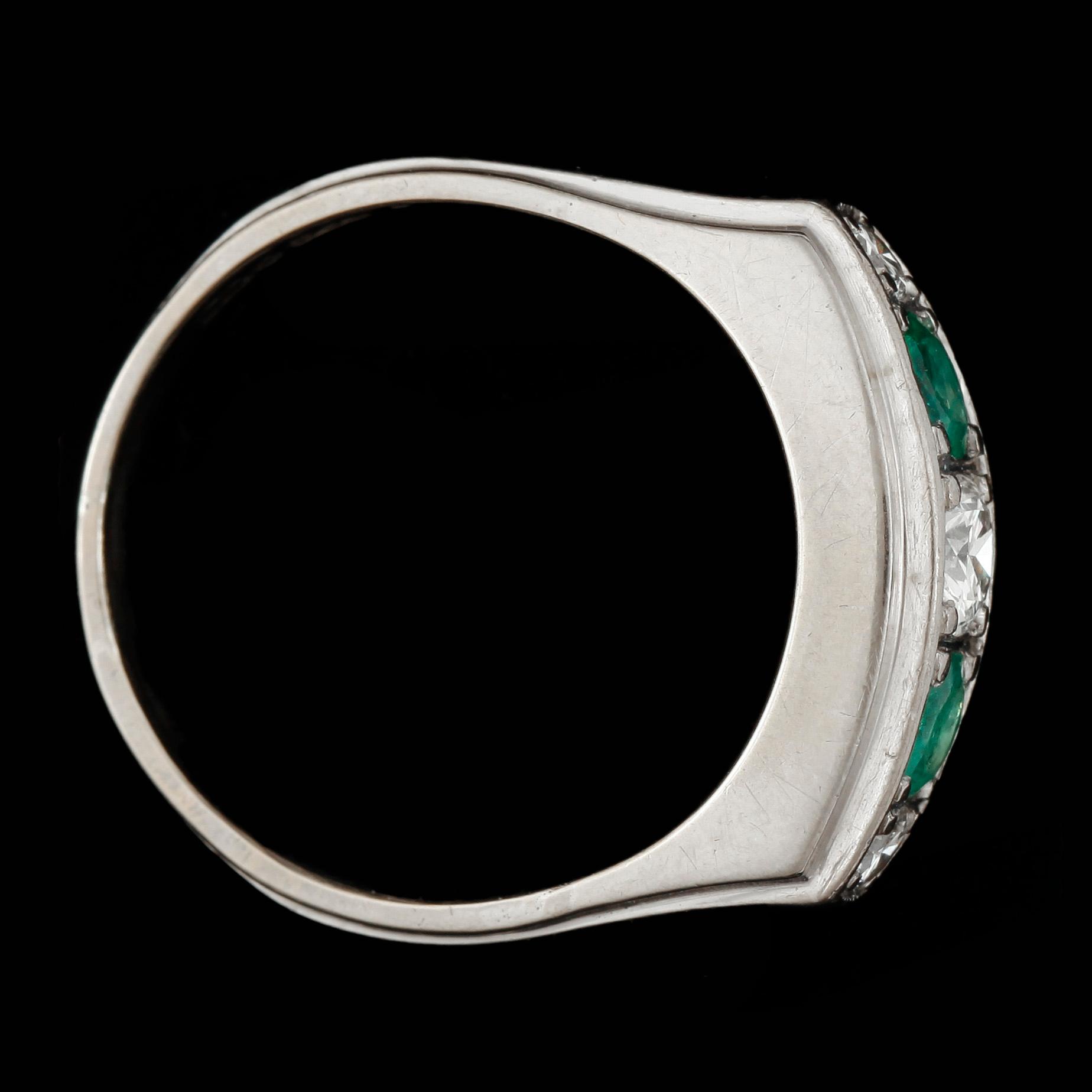 RING, 18k vitguld med briljantslipade diamanter ca0,28ct resp tot ca0,10ct och 2 smaragder. CG Hallberg, 1956. Vikt 5g.