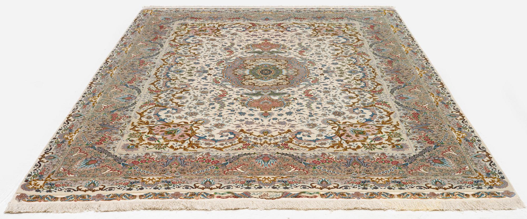 Matta, Täbris, part silk, s.k. 80 Raj, Nortvästra Iran, signerad ca 280 x 170 cm.
