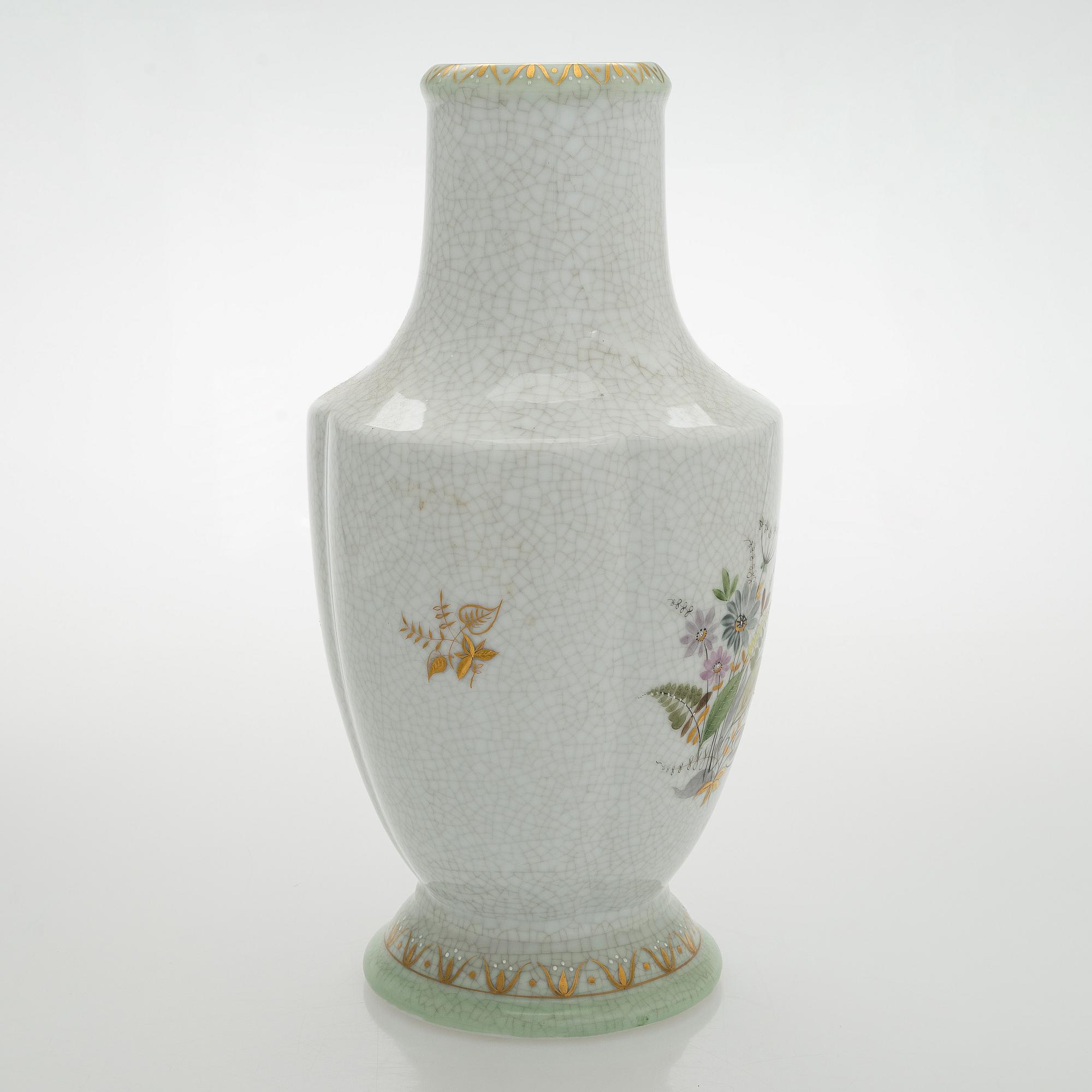 A ceramic vase, Arabia, first half of the 20th century.