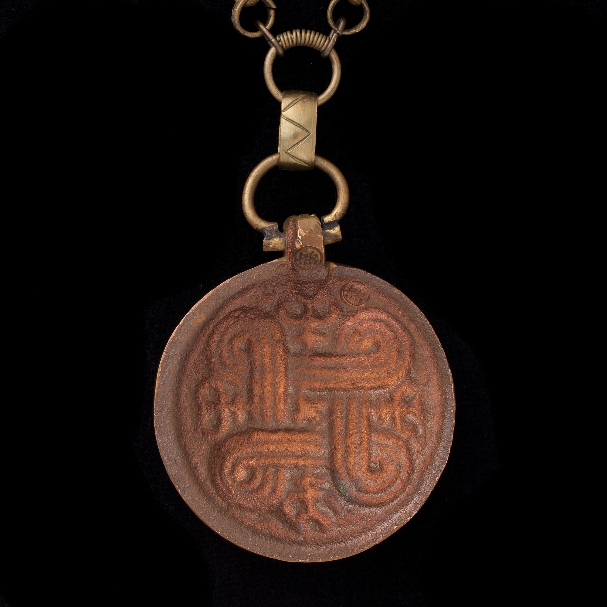 HALSSMYCKE, brons, "Hannunvaakuna", Kalevala Koru, 1900-talets första hälft.