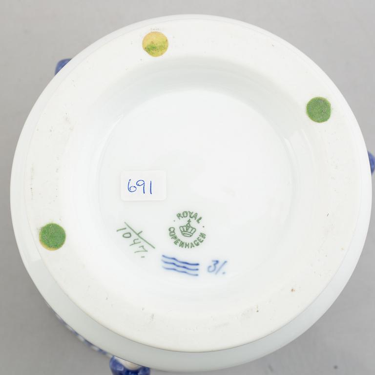Ytterfoder / kruka, porslin, Royal Copenhagen, "Musselmalet helblond", modell 1047, 1889-1922.