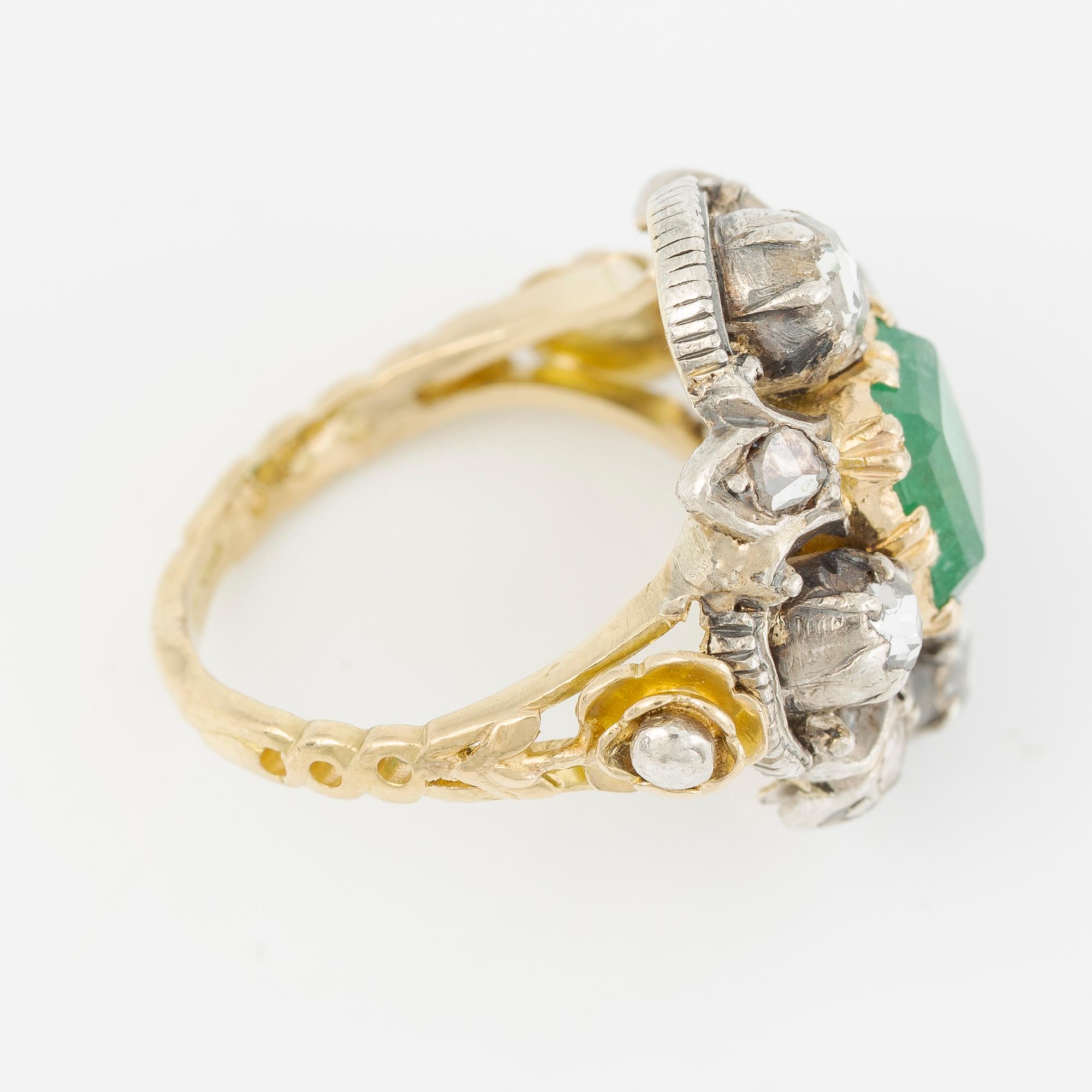 Ring 18K gold and silver set with a faceted emerald and rose-cut diamonds.