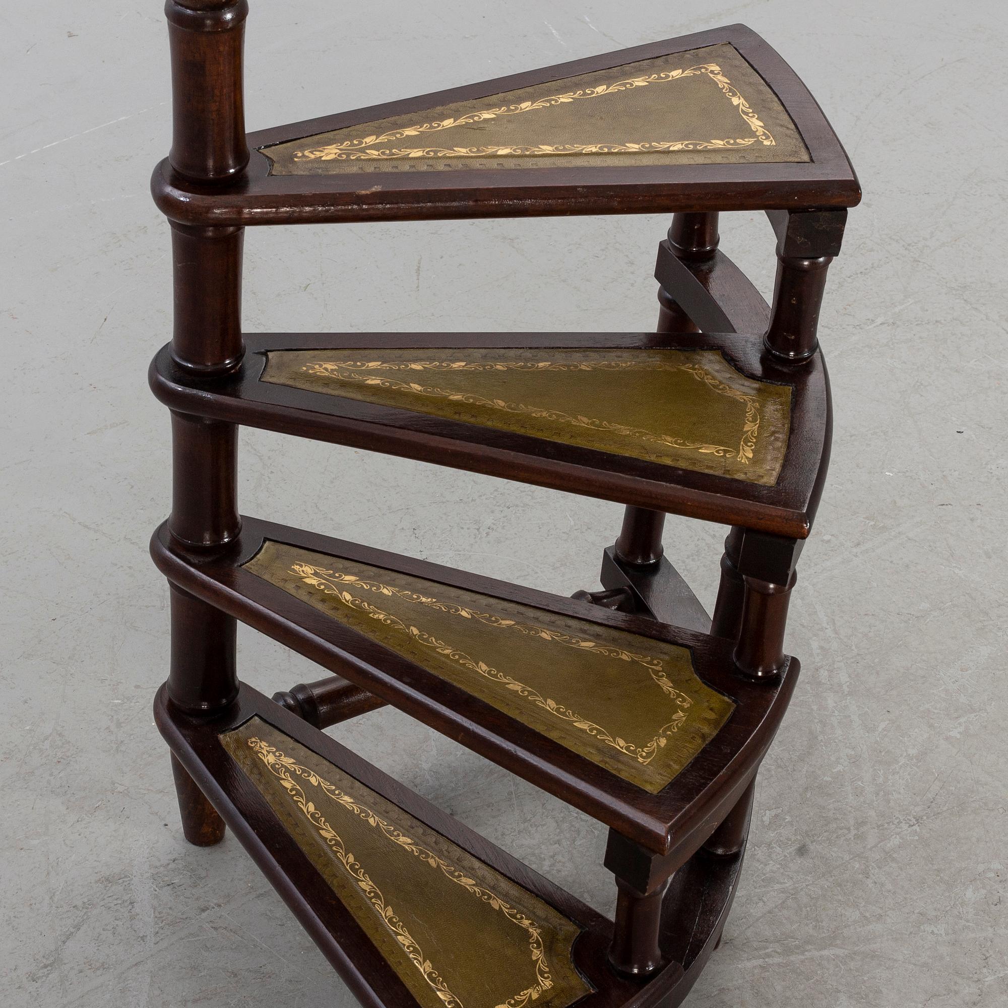 BIBLIOTEKSSTEGE, engelsk stil, 1900-talets andra hälft.