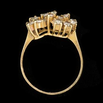 RING, 18 k guld med briljantslipade diamanter ca 0,36 ct. Vikt ca 2,5 g.