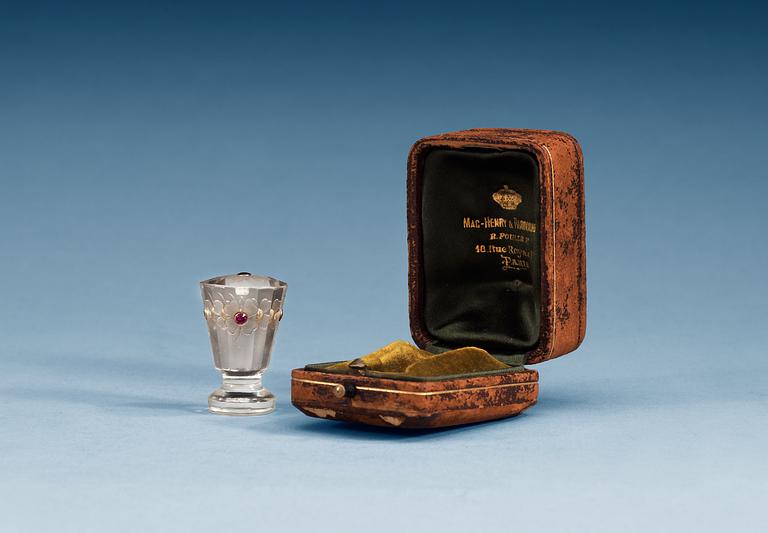 SIGILL, skuren bergkristall med i guld infattade blå safirer, rubiner och troligen tsavorit. Sekelskifte 1900.