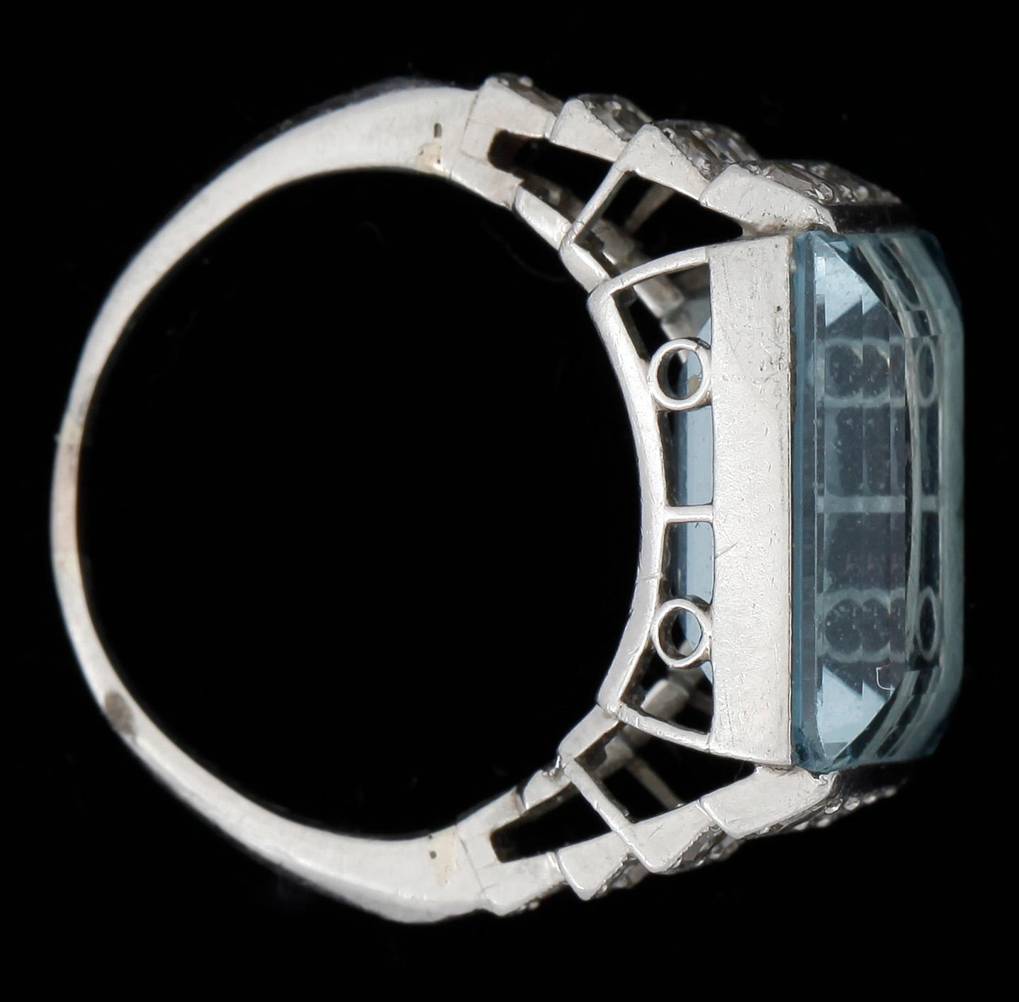 RING, platina med akvamarin och åttkanslipade diamanter tot ca0,30ct. Vikt 4g.