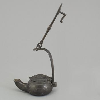 AN 18TH CENTURY PEWTER OIL LAMP.