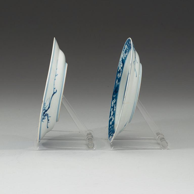 A pair of blue and white dishes, Qing dynasty Kangxi (1662-1722).