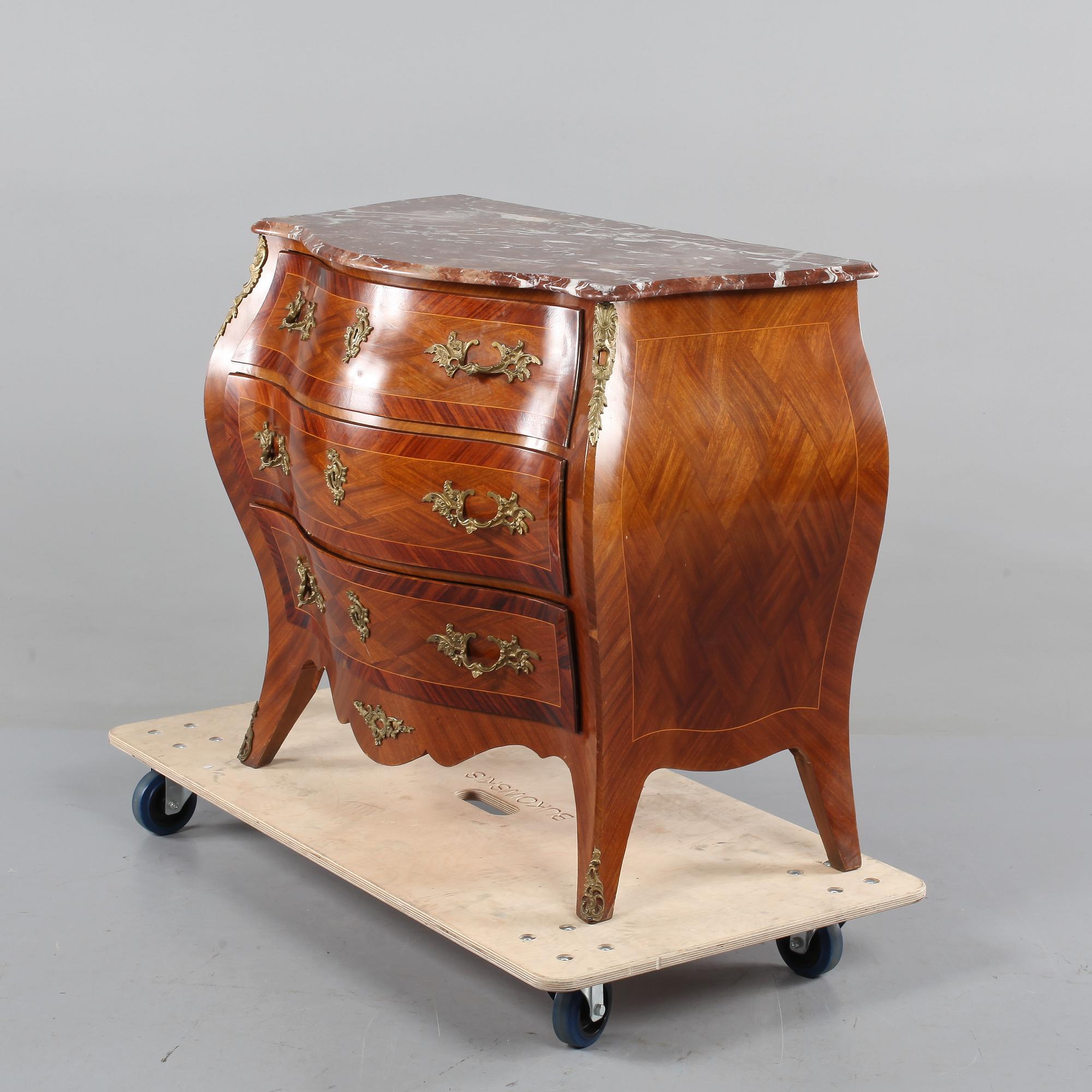 BYRÅ, rokokostil, omkring 1900-talets mitt.